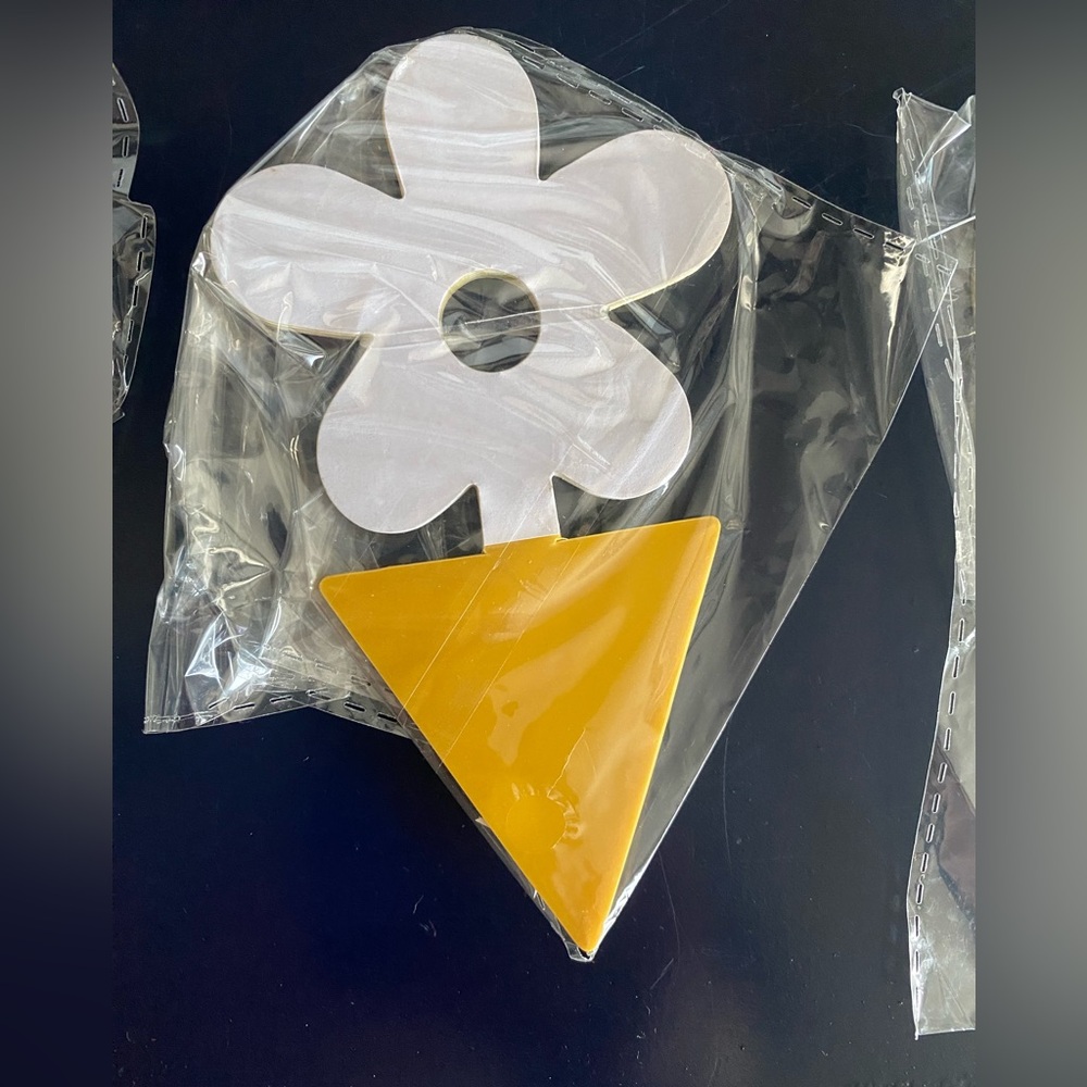 Sticky Gnat Traps (4 Packs 80 Total) Fun Assorted Natural Shapes Non-Toxic New - Picture 6 of 7
